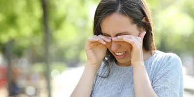 Eine Frau hat juckende und gerötete Augen