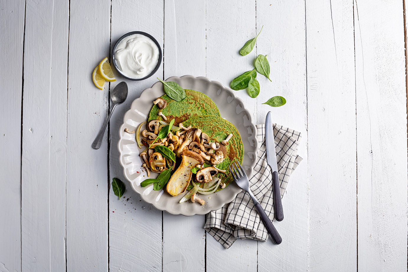 Spinat-Pfannkuchen mit Pilzen und Knoblauch-Joghurt - Tempo